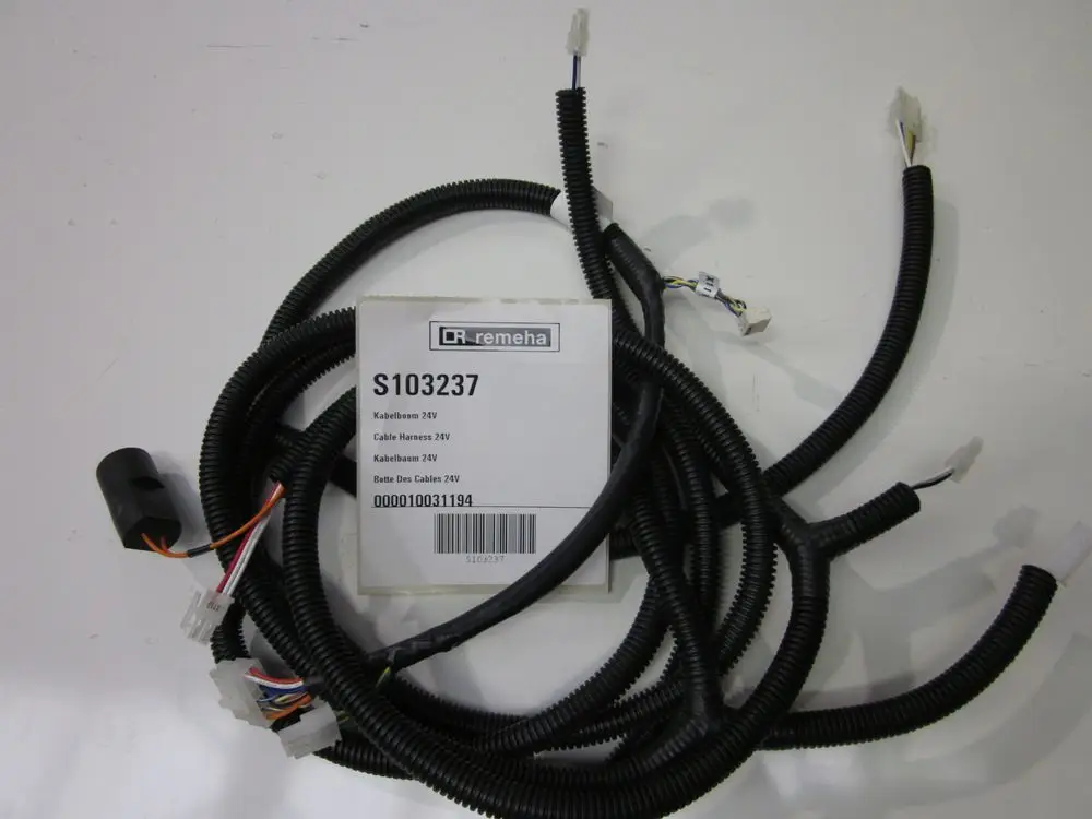 Kabelbaum von Remeha mit mehreren Kabeln und Steckverbindungen, in schwarzer Isolierung. Verpackung mit Artikelnummer sichtbar.